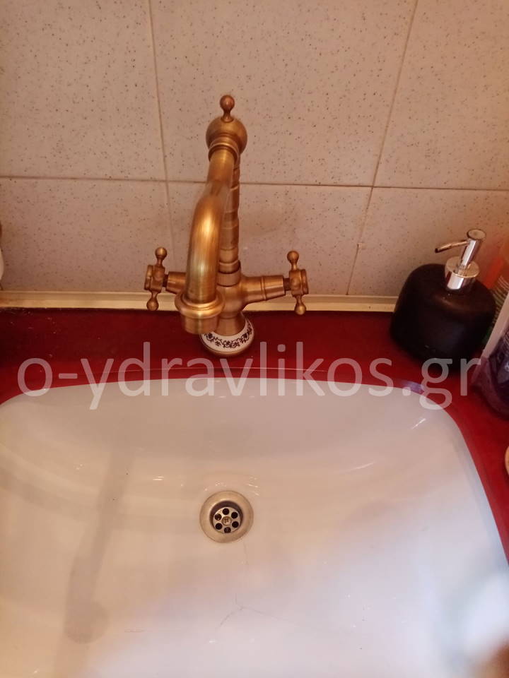 υδραυλικός ανθούσα μπαταρία νιπτήρα αλλαγή