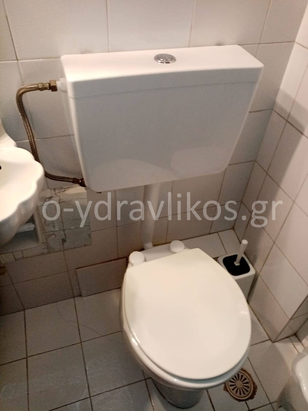 υδραυλικός φρεαττύδα τοποθέτηση σε καζανάκι πλάτης